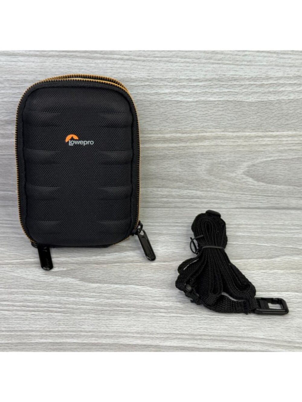 Lowepro Santiago 20 II Digital Camera Case Black Hard Shell Padded w/ Strap